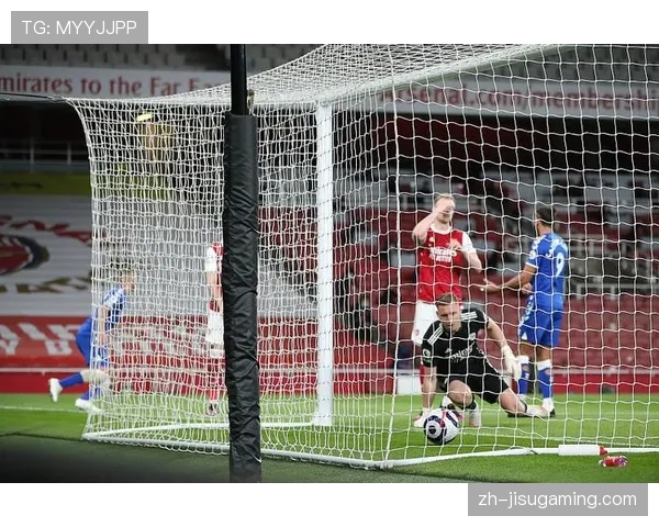 替补席上的安切洛蒂，凝神观看比赛最后时刻